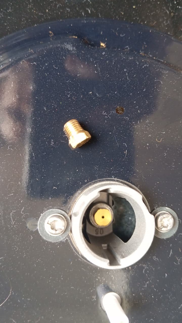 Fogão cooktop de alta capacidade instalado em bancada profissional