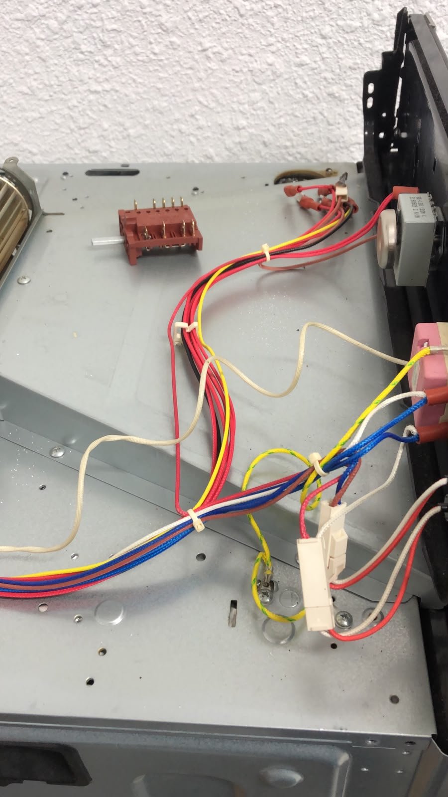 Painel de controle e conexões de fogão durante manutenção técnica a gás
